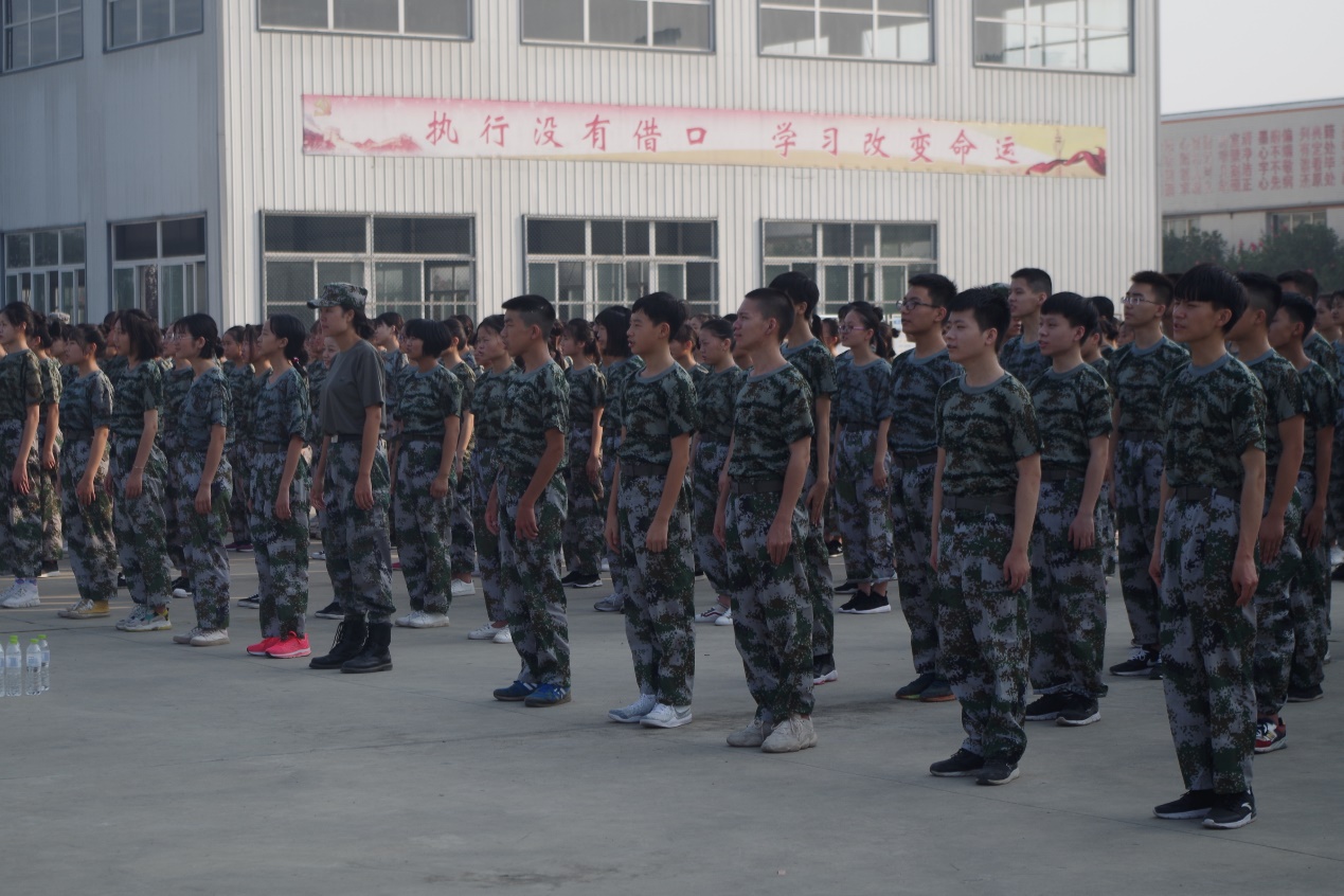成都铁路技工学校举行2018年新生军训开训动员大会