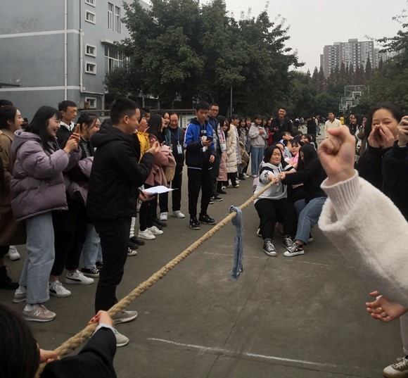 霜天赛场竞意气，成铁学子主沉浮 －记成都铁路技工学校第八届学生运动会