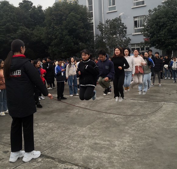 霜天赛场竞意气，成铁学子主沉浮 －记成都铁路技工学校第八届学生运动会