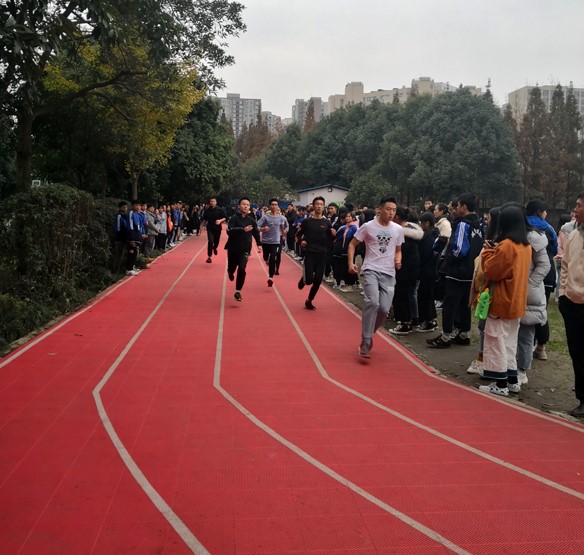 霜天赛场竞意气，成铁学子主沉浮 －记成都铁路技工学校第八届学生运动会