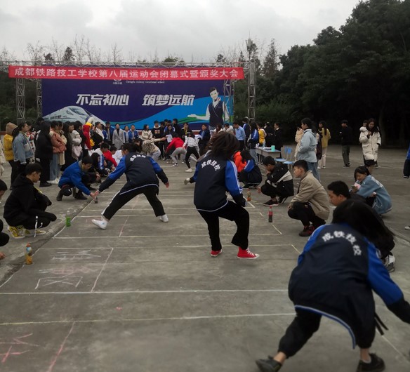 霜天赛场竞意气，成铁学子主沉浮 －记成都铁路技工学校第八届学生运动会