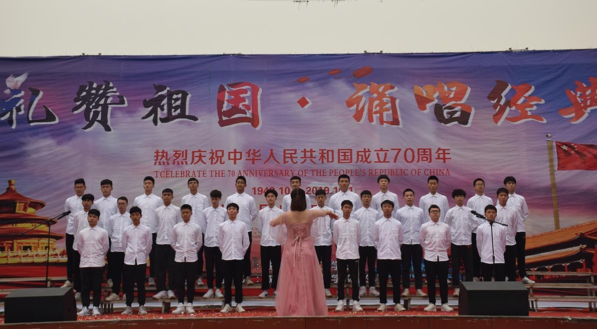 礼赞祖国，诵唱经典