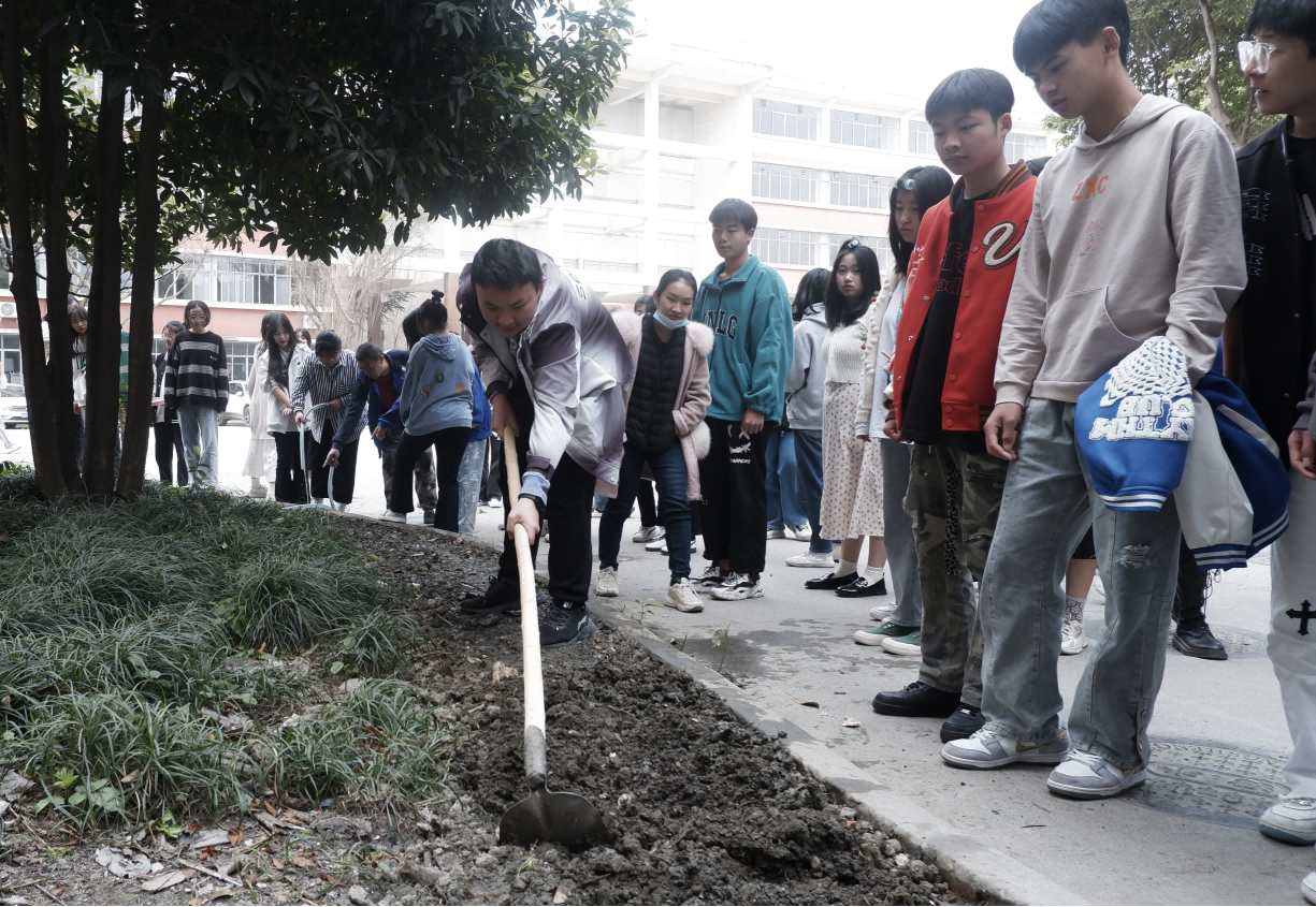 “相约春天 共植希望”——成都铁路技工学校植树节活动