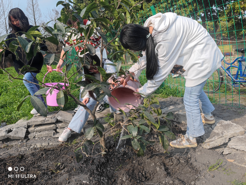 “相约春天 共植希望”——成都铁路技工学校植树节活动